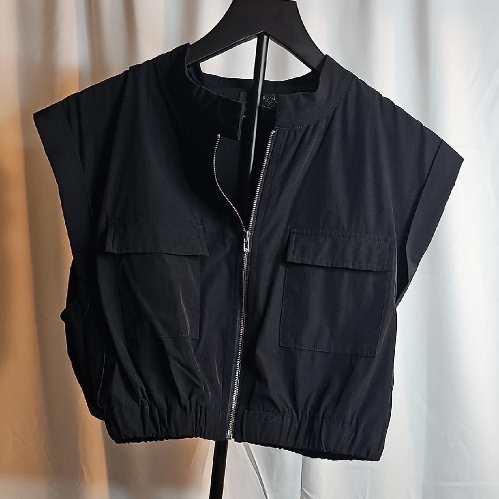 Milk & Honey - Short Sleeve Black Zip-Up Crop Top
